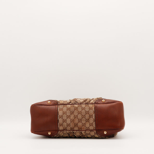 Détail de l'anse en cuir marron Gucci Hobo occasion authentique — AMANA Vintage