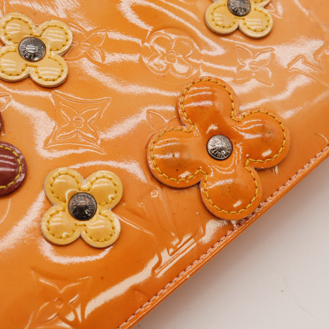 Détail appliques fleurs et monogramme embossé Louis Vuitton Vernis — AMANA Vintage