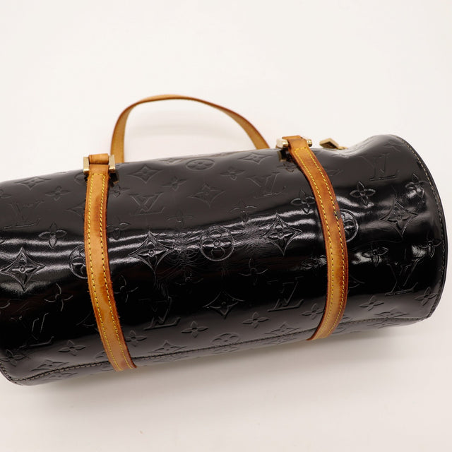 Detail cuir Vernis amarante Louis Vuitton Bedford griffures de surface — AMANA Vintage