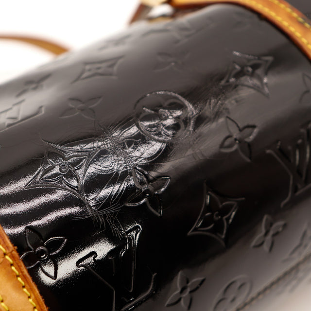 Detail griffures sur le vernis monogrammé Louis Vuitton Bedford — AMANA Vintage
