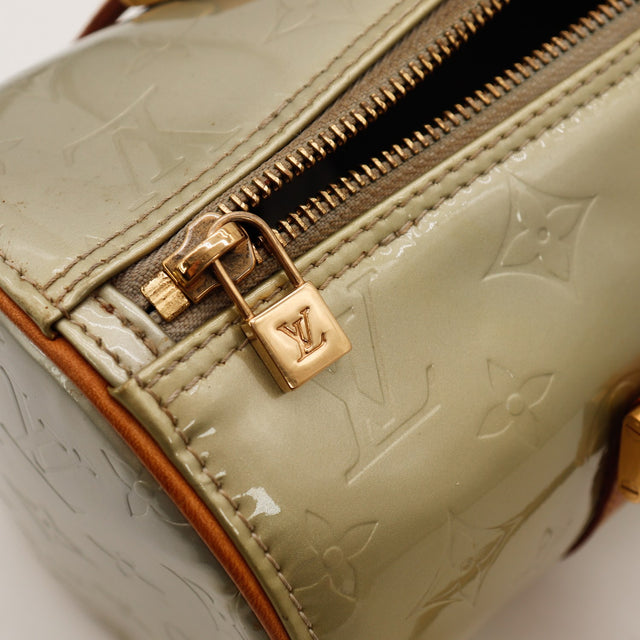 Détail cadenas doré et fermeture éclair Louis Vuitton Bedford Vernis — AMANA Vintage