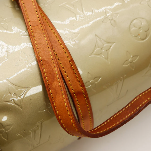Détail anses en cuir vachette patiné Louis Vuitton Bedford Vernis — AMANA Vintage