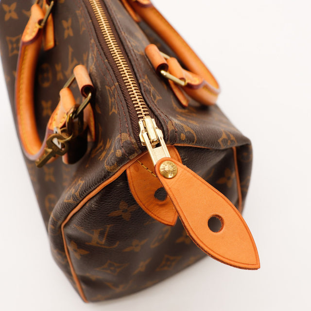 Détail tirette cuir et fermeture éclair Louis Vuitton Speedy 25 — AMANA Vintage