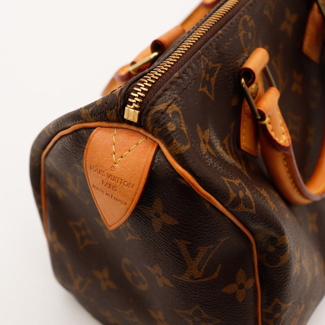 Détail patte de cuir Louis Vuitton Paris made in France Speedy 25 — AMANA Vintage