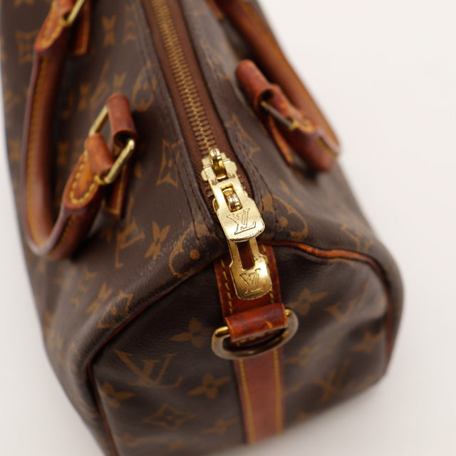 Détail fermeture éclair et tirettes dorées Louis Vuitton Speedy 25 — AMANA Vintage