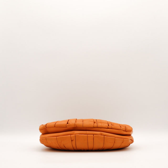 Détail des embouts en argenterie Christian Dior Hobo Plissé cuir d'agneau orange occasion authentique — AMANA Vintage