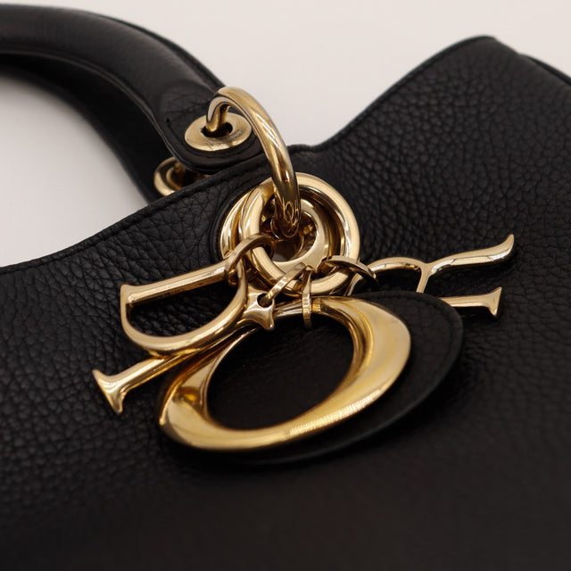 Détail breloques D-I-O-R dorées sac Dior Diorissimo occasion authentique — AMANA Vintage