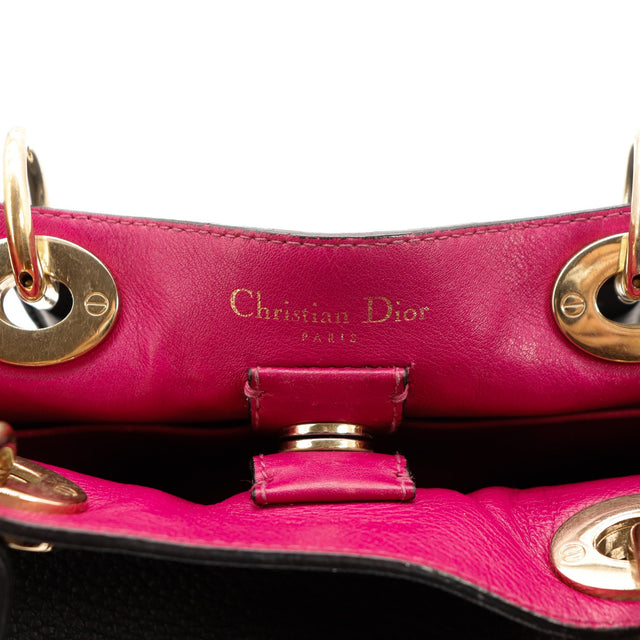 Intérieur cuir fuchsia et signature Christian Dior Paris — AMANA Vintage