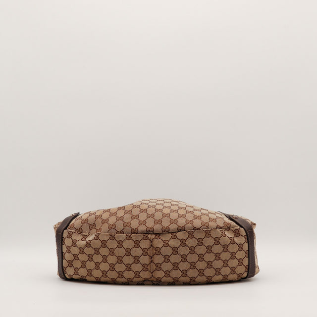 Détail des attaches en D dorées Gucci Hobo toile monogrammée occasion authentique — AMANA Vintage