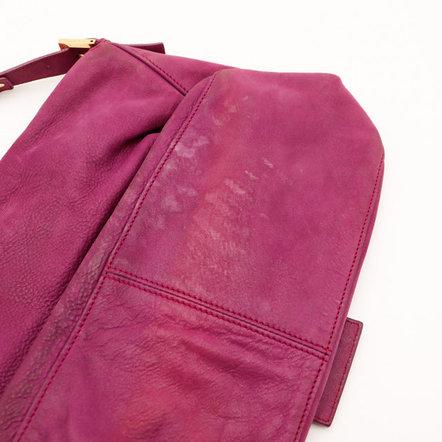 Détail rabat nubuck avec marques sac Fendi Mia — AMANA Vintage