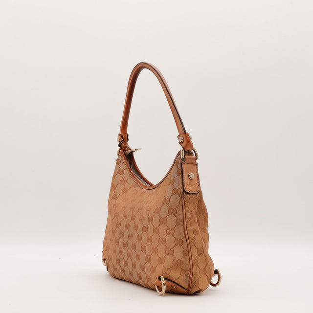 Détail des attaches en D Gucci Hobo toile monogrammée beige occasion authentique — AMANA Vintage