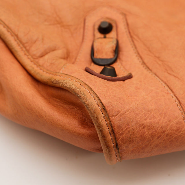 Détail bordure cuir et rivet sac Balenciaga occasion authentique — AMANA Vintage