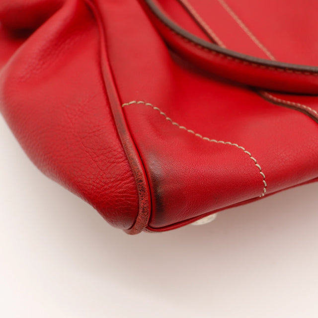 Détail coin frotté cuir rouge sac Dior occasion authentique — AMANA Vintage