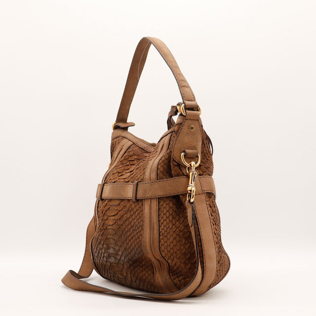 Détail du cuir nubuck taupe Gucci Hobo occasion authentique — AMANA Vintage