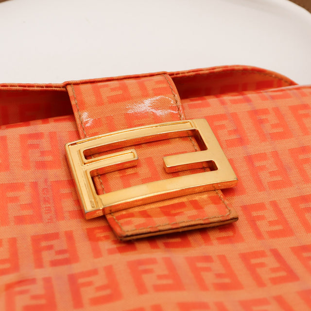 Détail boucle FF dorée sac Fendi Zucchino rouge occasion authentique — AMANA Vintage