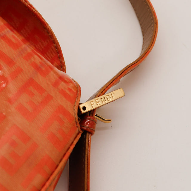 Détail attache bandoulière signée Fendi sac Zucchino rouge occasion authentique — AMANA Vintage