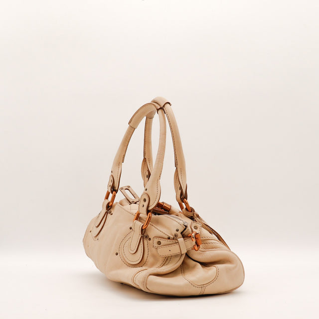 Détail des anses Chloé Paddington cuir de veau grainé beige occasion authentique — AMANA Vintage