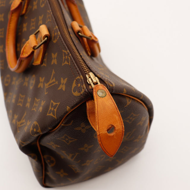 Détail tab estampillé Louis Vuitton Paris made in France Speedy 30 — AMANA Vintage