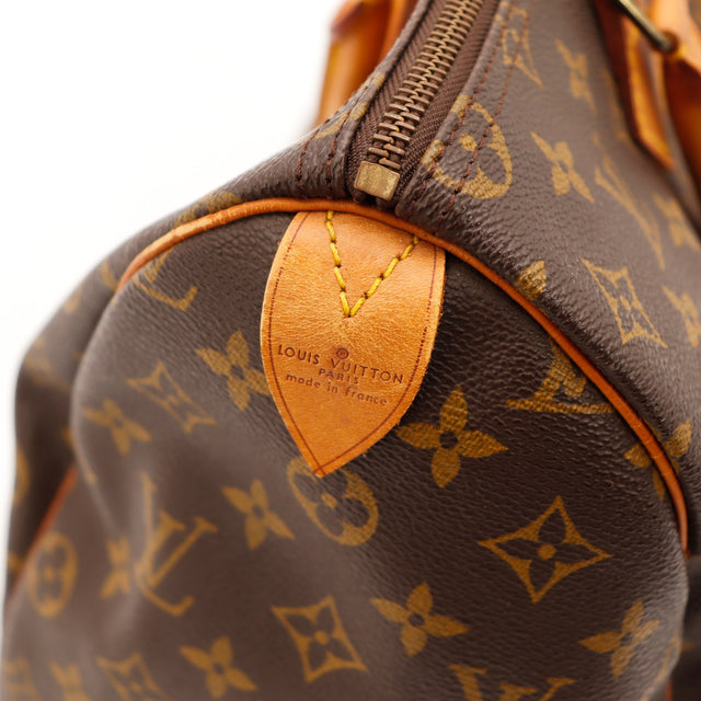 Détail attache cuir vachette Louis Vuitton Speedy 30 patine caramel — AMANA Vintage