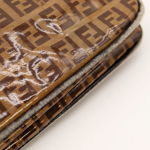 Détail bordure et revêtement enduit sac Fendi Mamma Baguette — AMANA Vintage