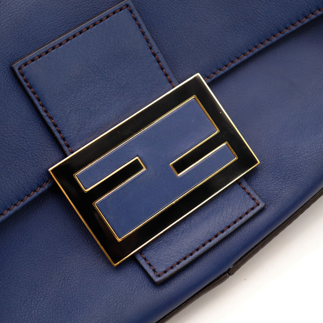 Détail fermoir FF laqué Fendi Mamma Baguette cuir bleu — AMANA Vintage