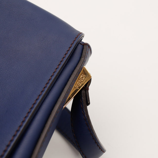 Détail embout doré signé Fendi sur bandoulière cuir bleu — AMANA Vintage