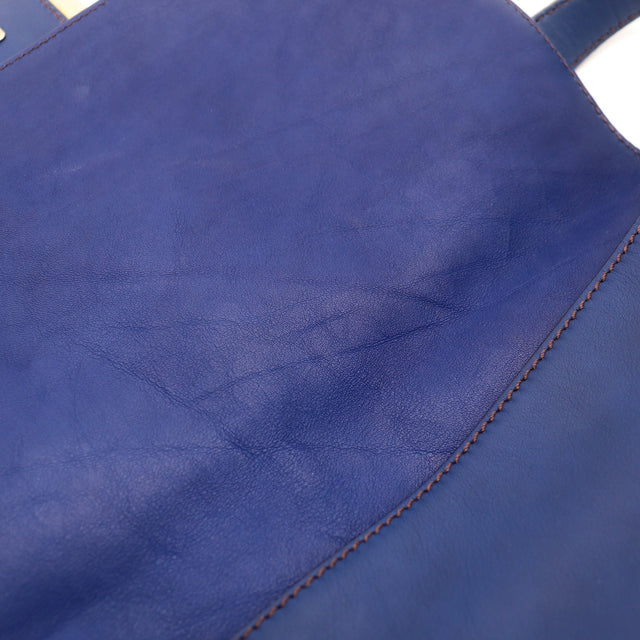 Détail cuir lisse bleu Fendi Mamma Baguette occasion authentique — AMANA Vintage