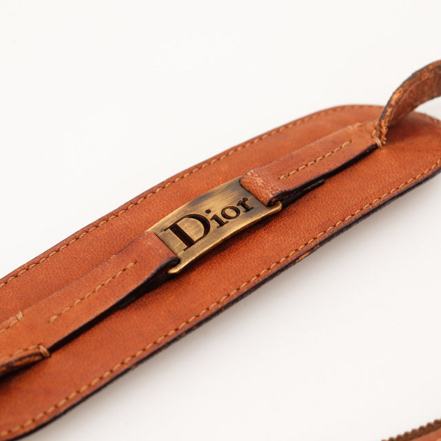 Détail épaulette signée Dior cuir cognac sac Hobo Patchwork — AMANA Vintage