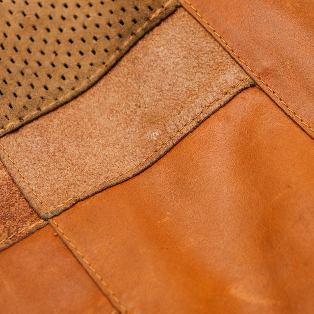 Détail empiècements cuir et daim perforé sac Dior Hobo Patchwork — AMANA Vintage