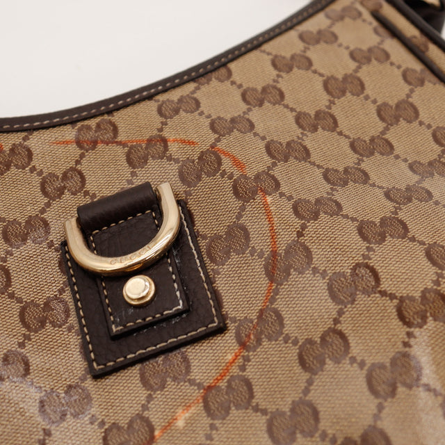 Détail anneau D doré et patte cuir Gucci Hobo — AMANA Vintage