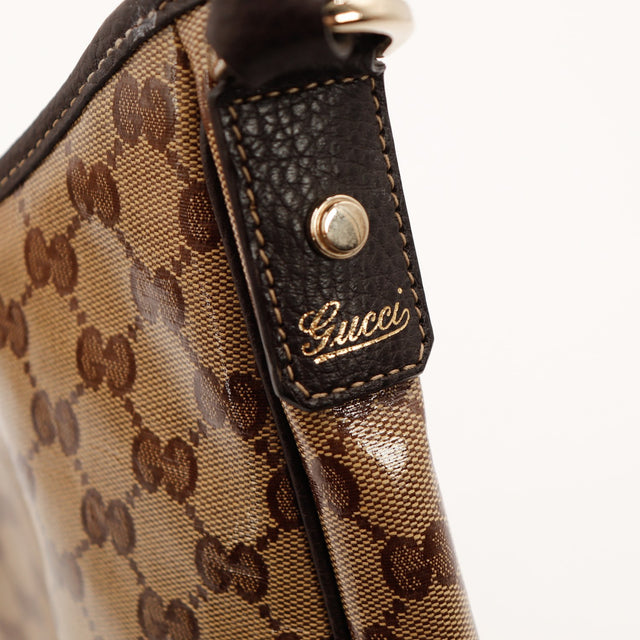 Détail attache cuir logo Gucci sur toile enduite — AMANA Vintage