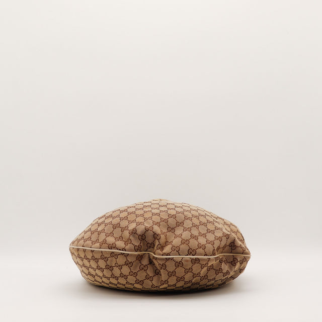 Détail de la toile monogrammée Gucci Hobo Horsebit beige et marron occasion authentique — AMANA Vintage