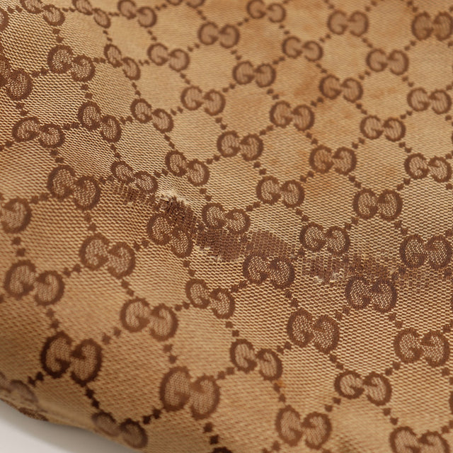 Détail toile monogrammée percée sac Gucci Hobo occasion authentique — AMANA Vintage