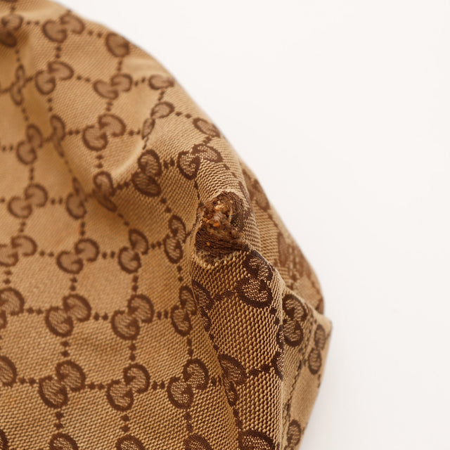 Détail coin inférieur percé sac Gucci Hobo occasion authentique — AMANA Vintage