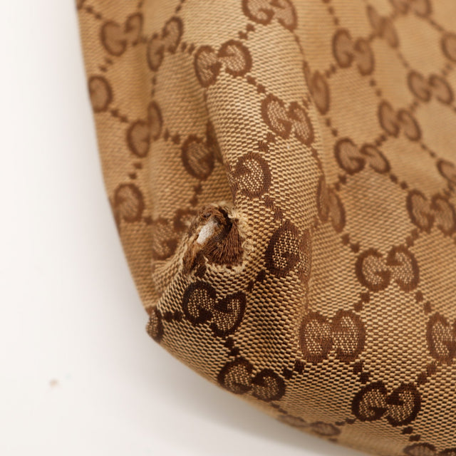 Détail second coin percé sac Gucci Hobo occasion authentique — AMANA Vintage