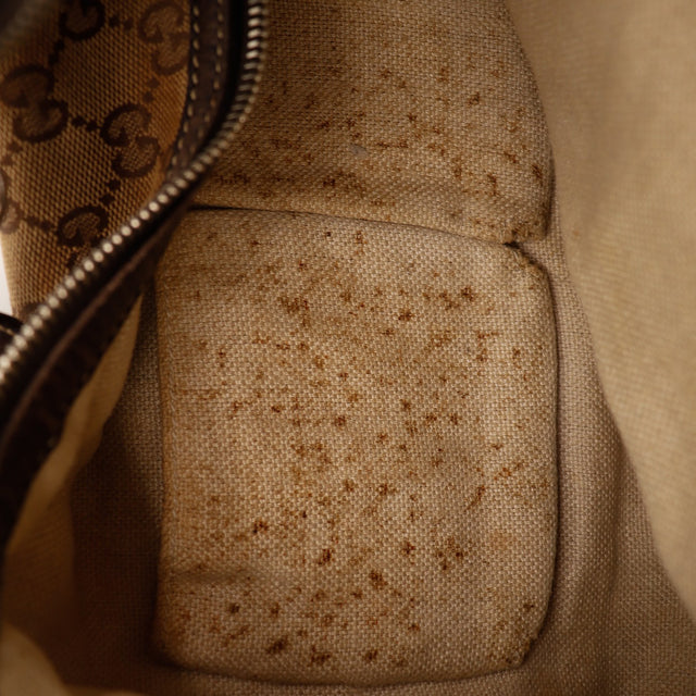 Détail taches sur la doublure intérieure sac Gucci Hobo — AMANA Vintage