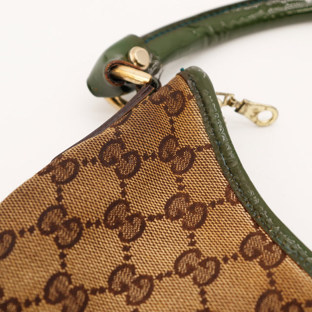 Détail toile monogrammée et bordure cuir verni Gucci Hobo — AMANA Vintage