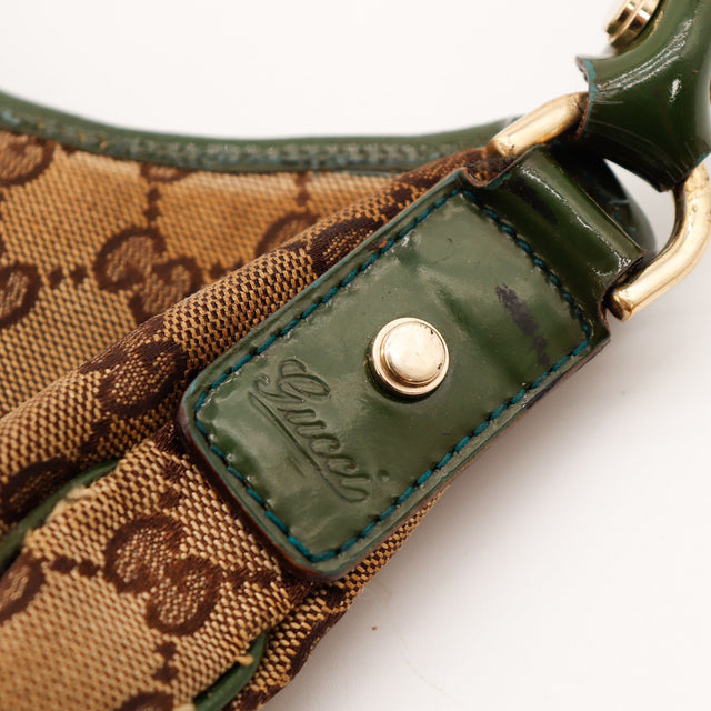 Détail attache anse et signature Gucci en cuir verni vert — AMANA Vintage