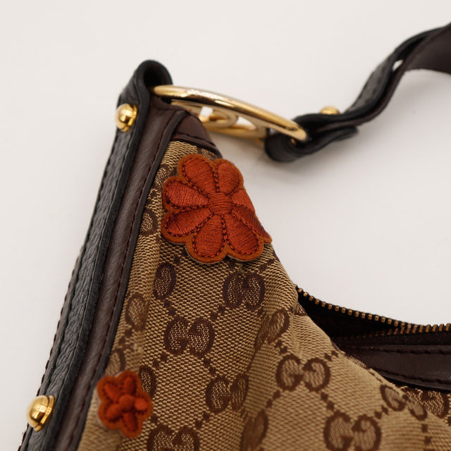 Détail fleur brodée orange sur toile monogrammée Gucci Hobo — AMANA Vintage