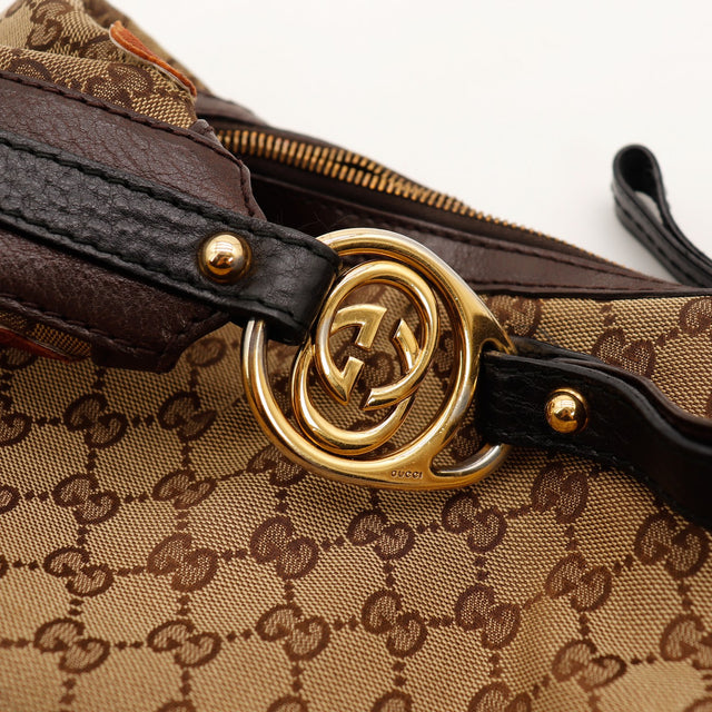Détail anneau doré monogramme Gucci Hobo — AMANA Vintage