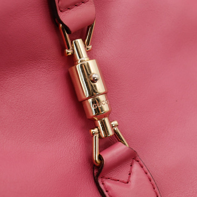 Détail fermoir piston doré Gucci New Jackie — AMANA Vintage
