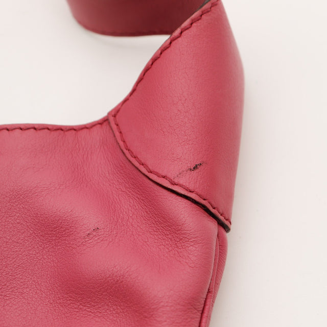 Détail marques sur le cuir rose Gucci New Jackie — AMANA Vintage