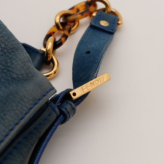Détail chaîne écaille et attache bandoulière Fendi Mamma Baguette — AMANA Vintage