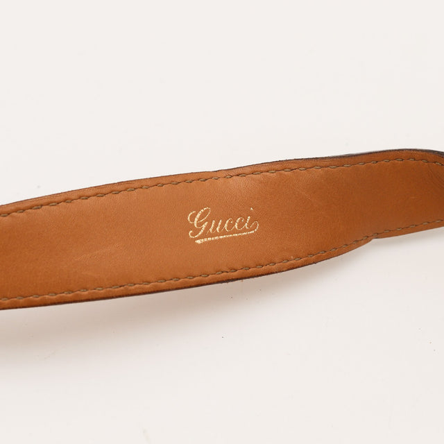 Détail estampille Gucci sous la bandoulière cuir New Jackie — AMANA Vintage