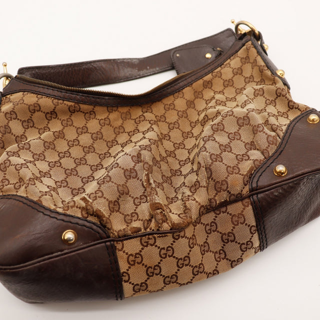 Détail toile monogrammée usée sac Gucci Hobo occasion authentique — AMANA Vintage