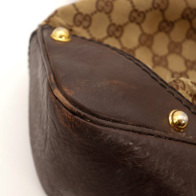Détail coin cuir frotté sac Gucci Hobo occasion authentique — AMANA Vintage