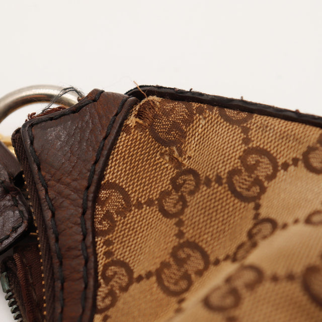 Détail fils tirés sur la toile sac Gucci Hobo occasion authentique — AMANA Vintage