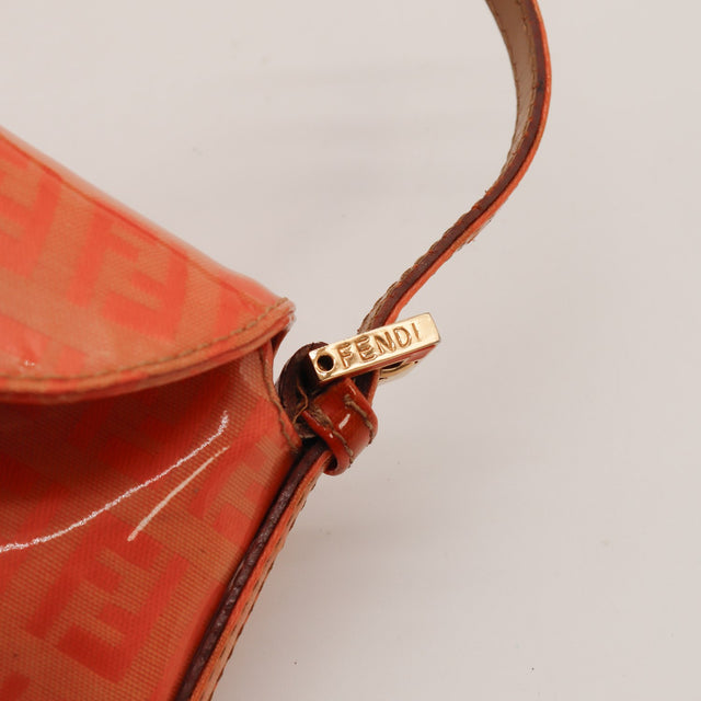 Détail attache et signature Fendi sur l'anse cuir — AMANA Vintage