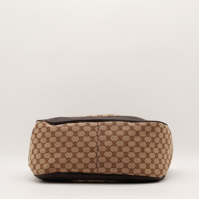 Détail des coins inférieurs Gucci Hobo Charlotte cuir marron occasion authentique — AMANA Vintage