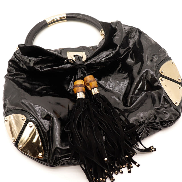 Détail pampilles à embouts bambou Gucci Indy Hobo cuir verni noir — AMANA Vintage